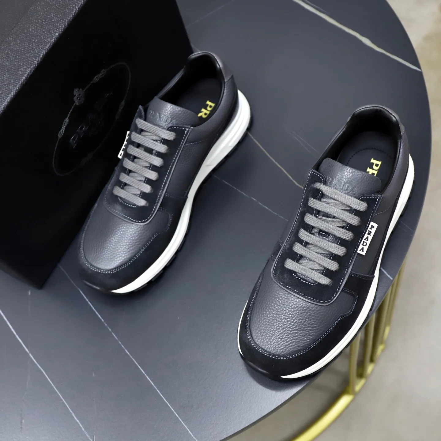 Factory price: 740💰Top original order Brand: PRADA (Prada) Standard code: Men's size 38/44 (45 can be customized) Grade: Same as the official website Material: Original cowhide stitching imported cowhide lining Original combination two-color wear-resistant soft outsole Style category: Leisure and sports version Young fashion European and American trend British style Color: Real picture color